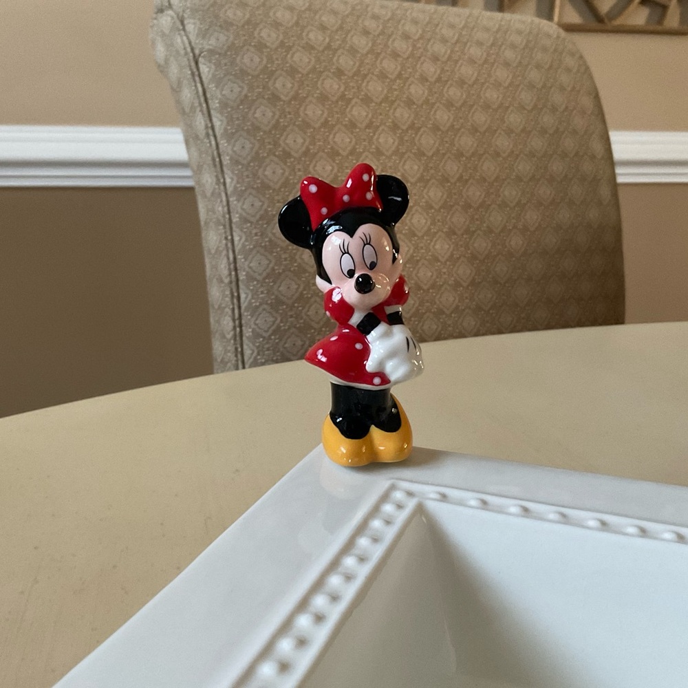 Shy Minnie Mouse Platter Decoration